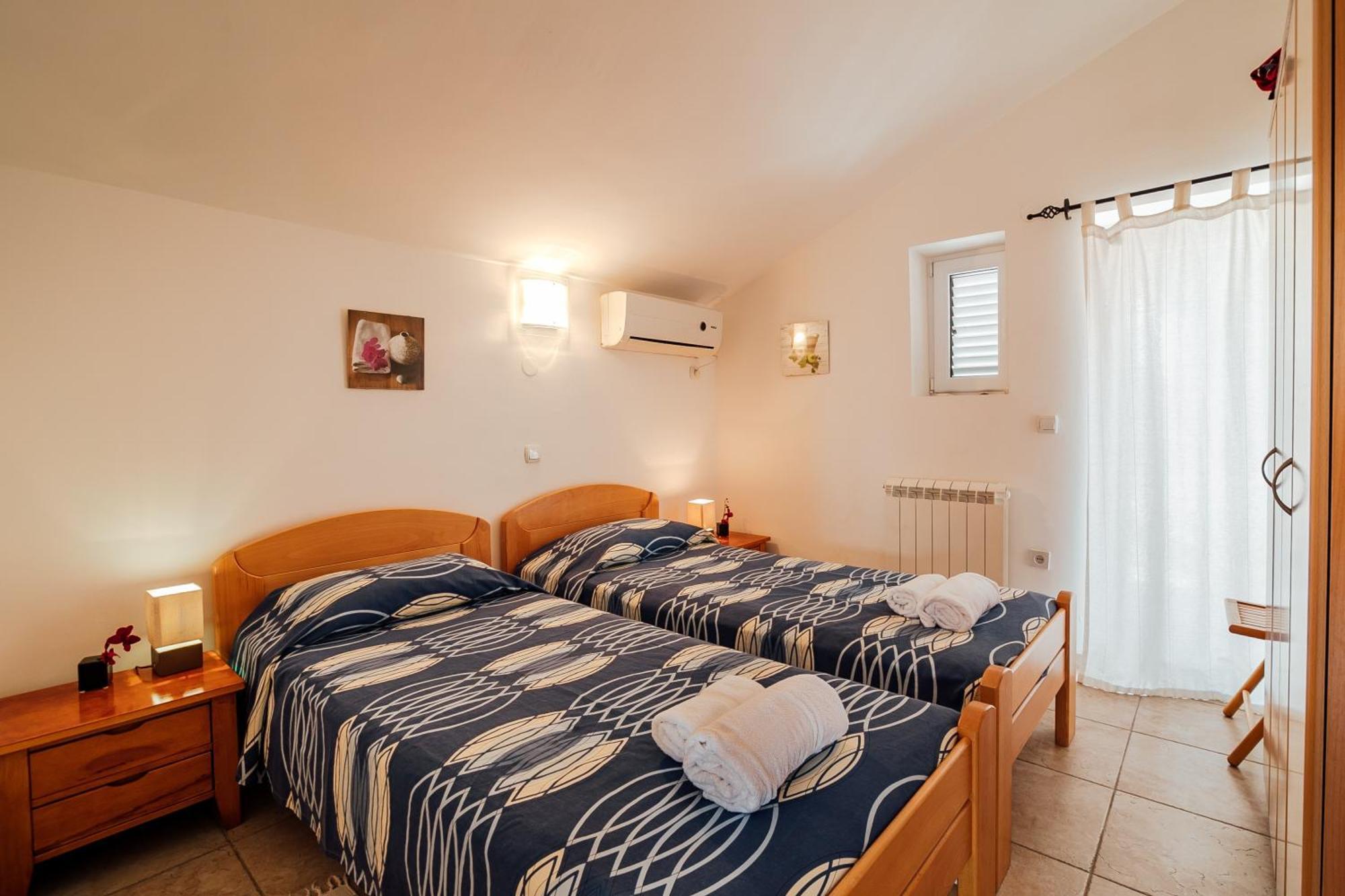 Holiday Home Amanda Hollick โกตอร์ ภายนอก รูปภาพ